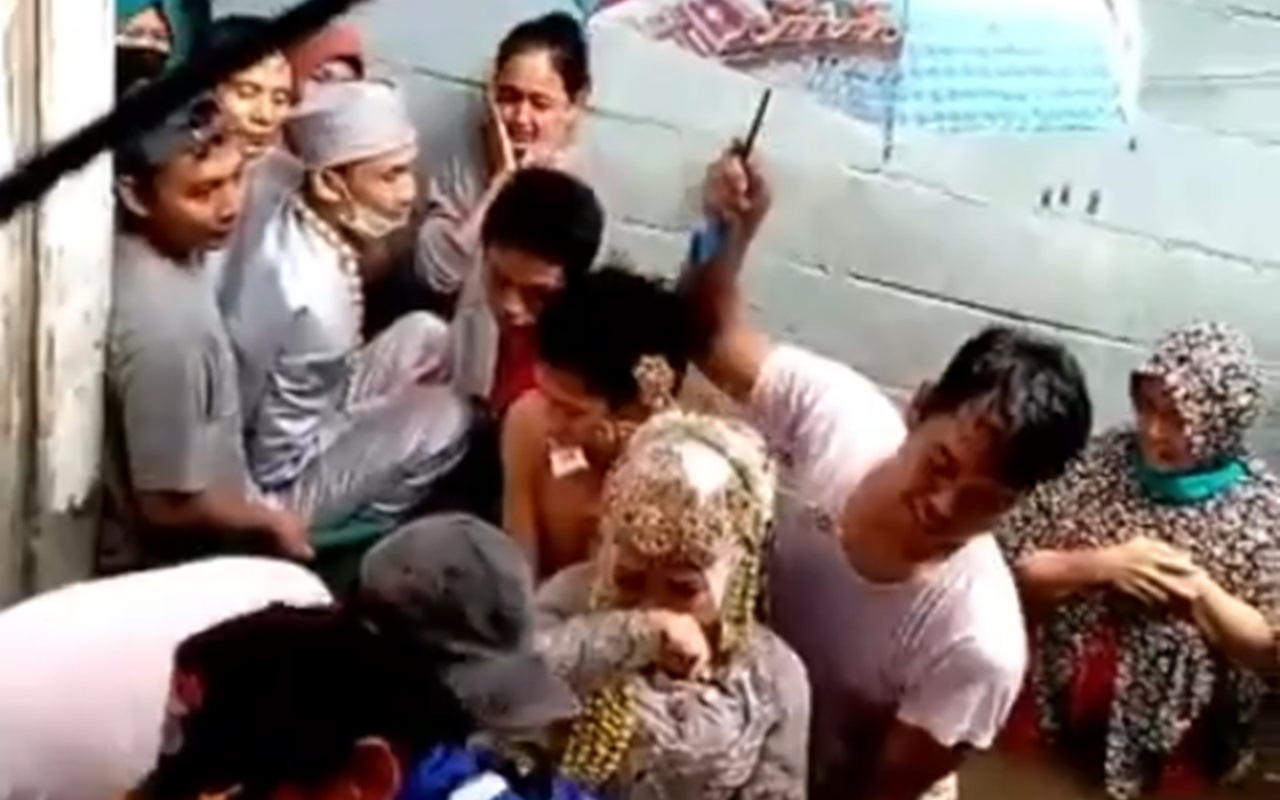 Pantang Menyerah! Pengantin Ini Sampai Rela Ditandu Demi Menikah di Tengah Banjir