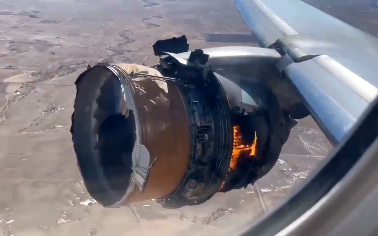 Ngeri! Mesin Boeing 777 United Airlines Terbakar di Udara, Puing Pesawat Jatuh Berserakan