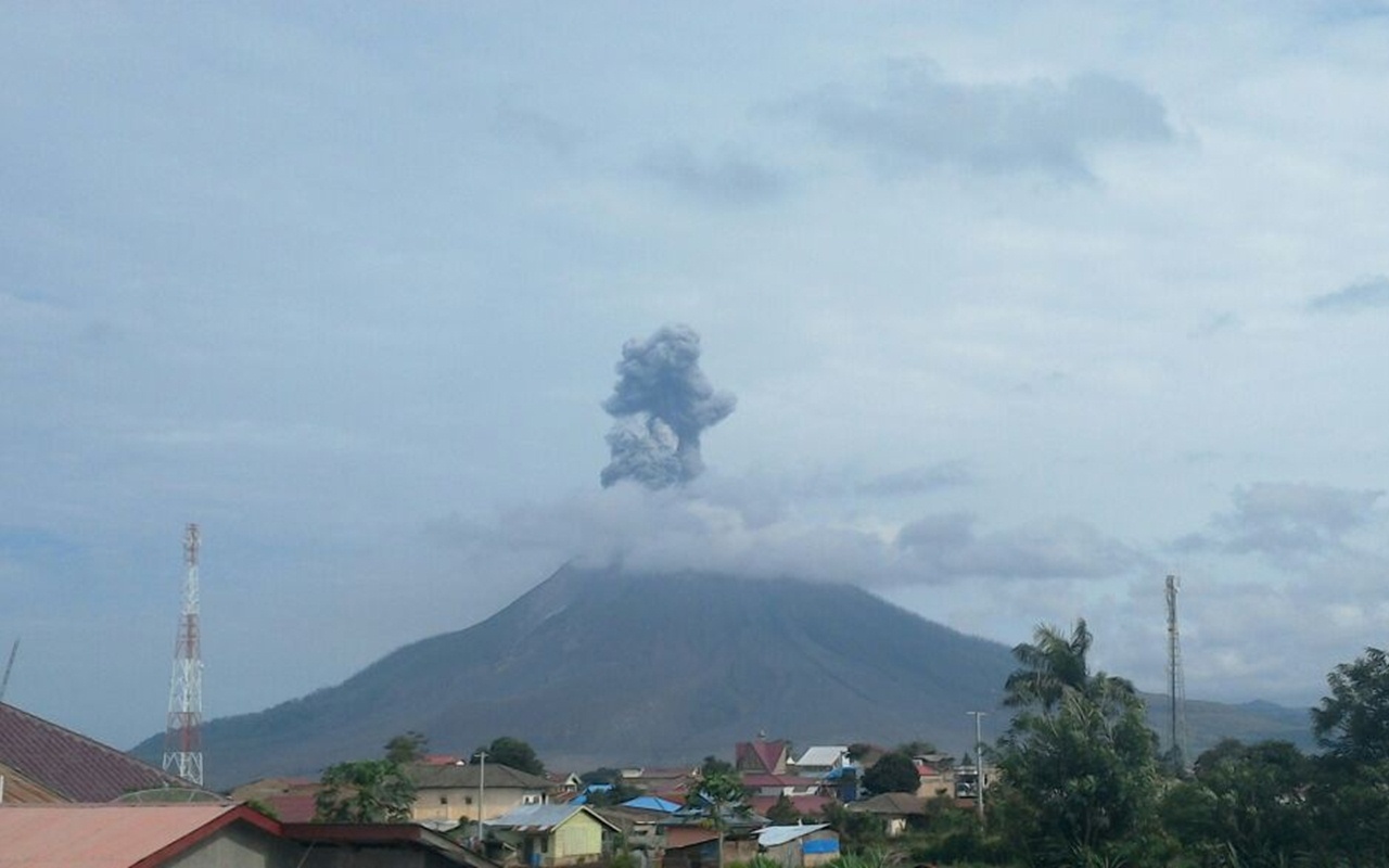  Abu Vulkanik Sinabung Diperkirakan Capai Aceh, Warga Diimbau Pakai Masker dan Kacamata