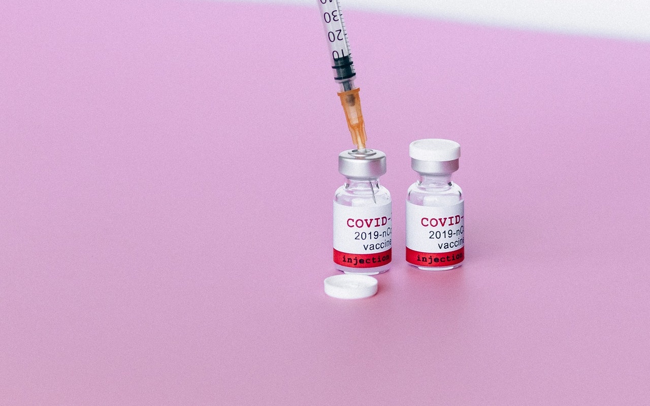 Banyak Lansia Termakan Hoaks Vaksinasi Corona Dari WA, Pakar Sarankan Hal Ini