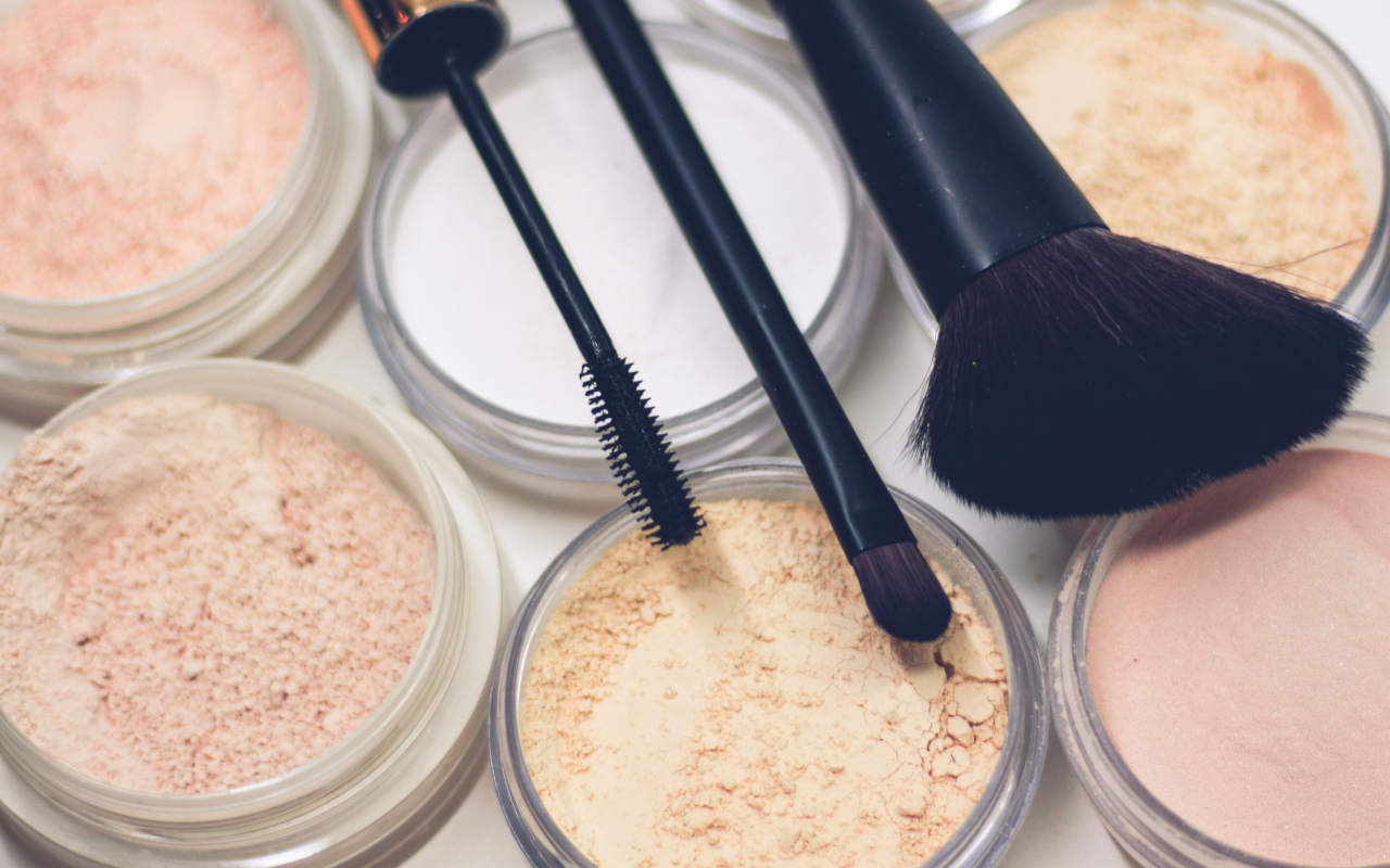 Ingin Makeup Lebih Tahan Lama? Ini 8 Rekomendasi Setting Powder yang Bisa Kamu Andalkan