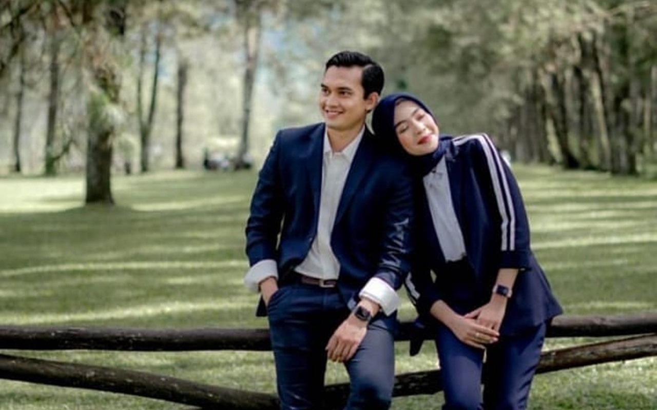 Sampai Trending, Potret Ikbal Fauzi dan Novia Giana Pamer Buku Nikah Raksasa Bikin Fans Patah Hati