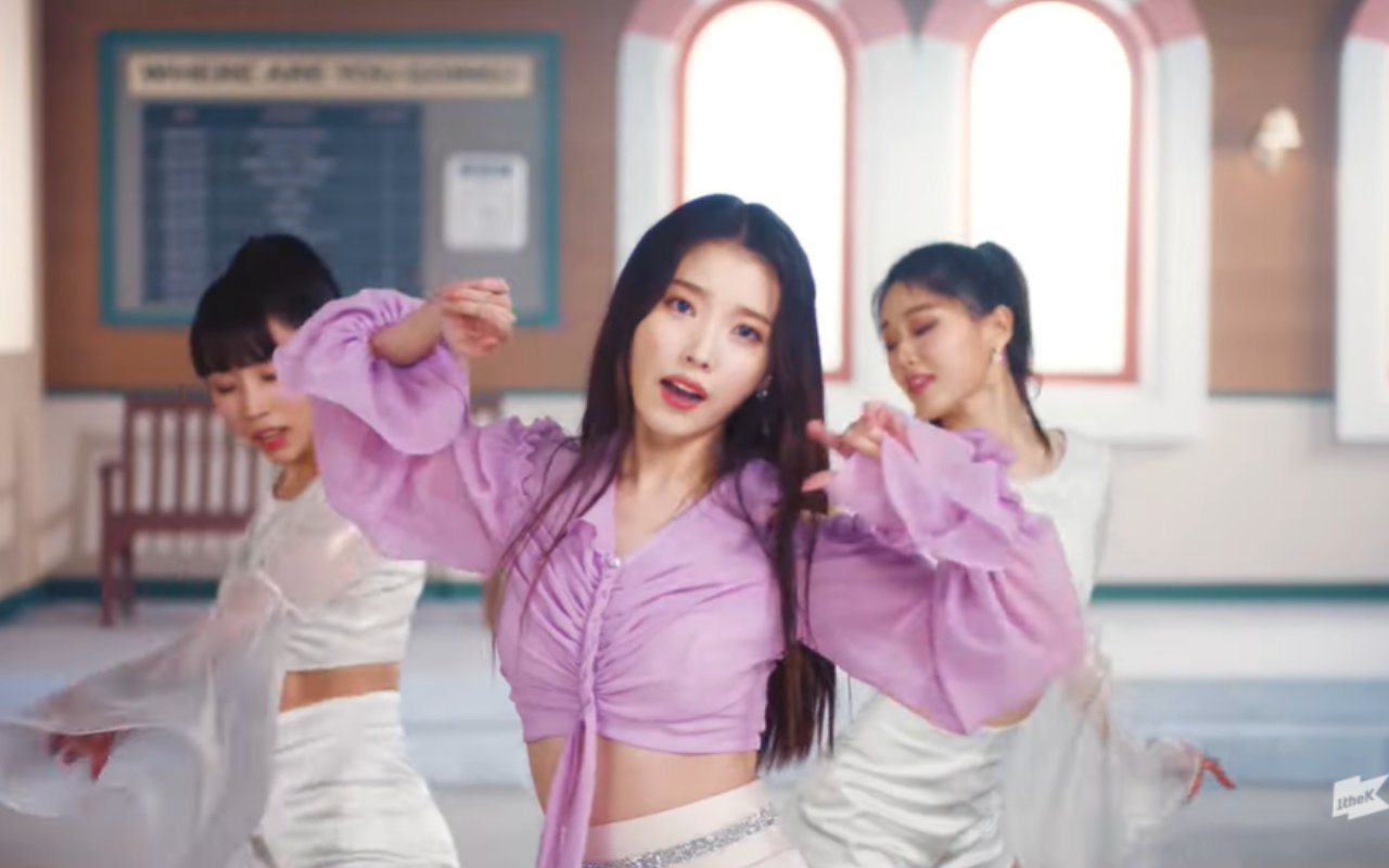 IU Sambut Musim Semi Dengan Pesta Disko Meriah Dalam MV Comeback 'LILAC' yang Funky