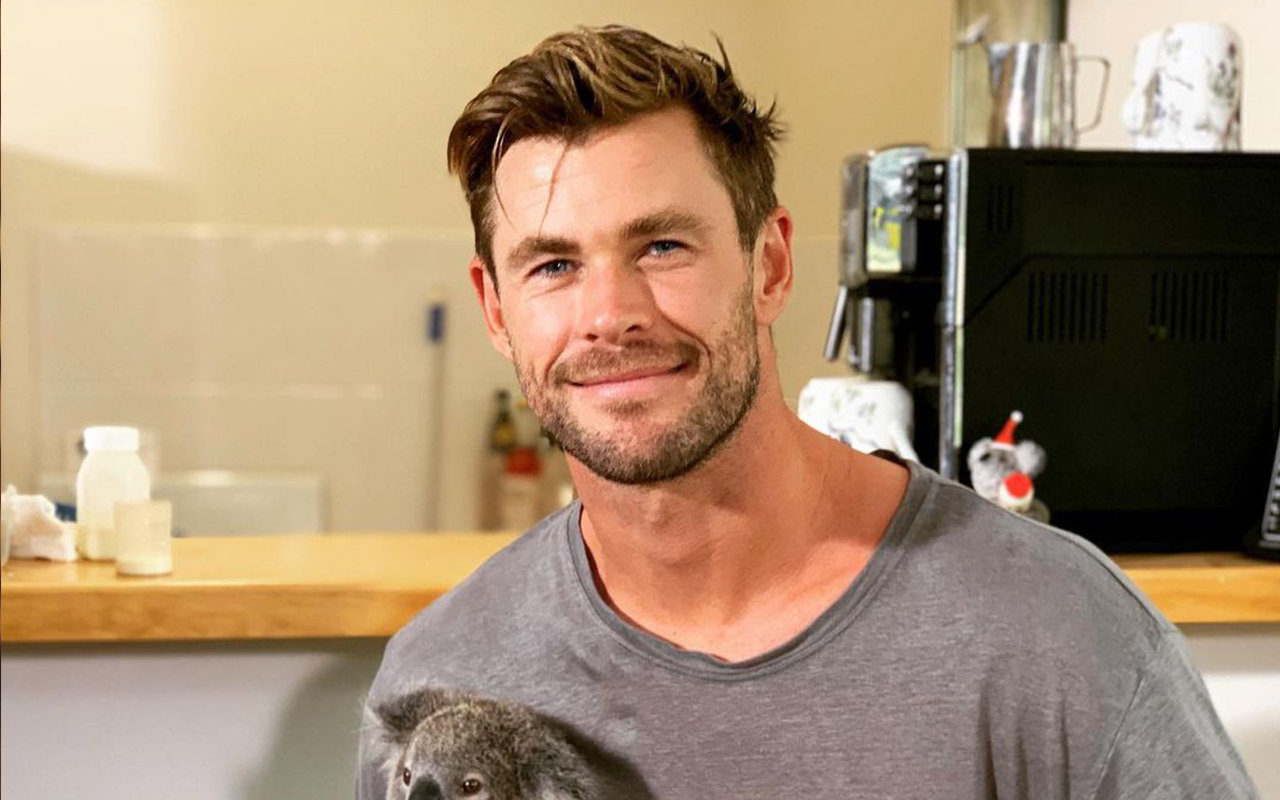 Chris Hemsworth Habiskan Akhir Pekan Bersama Sang Putra, Otot Besar Buat Salah Fokus
