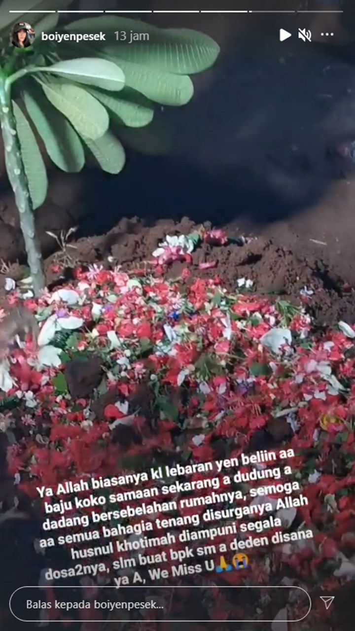 Boiyen Nangis Lihat Makam Kedua Kakanya Bersebelahan, Teringat Momen Sering Belikan Baju Kembaran