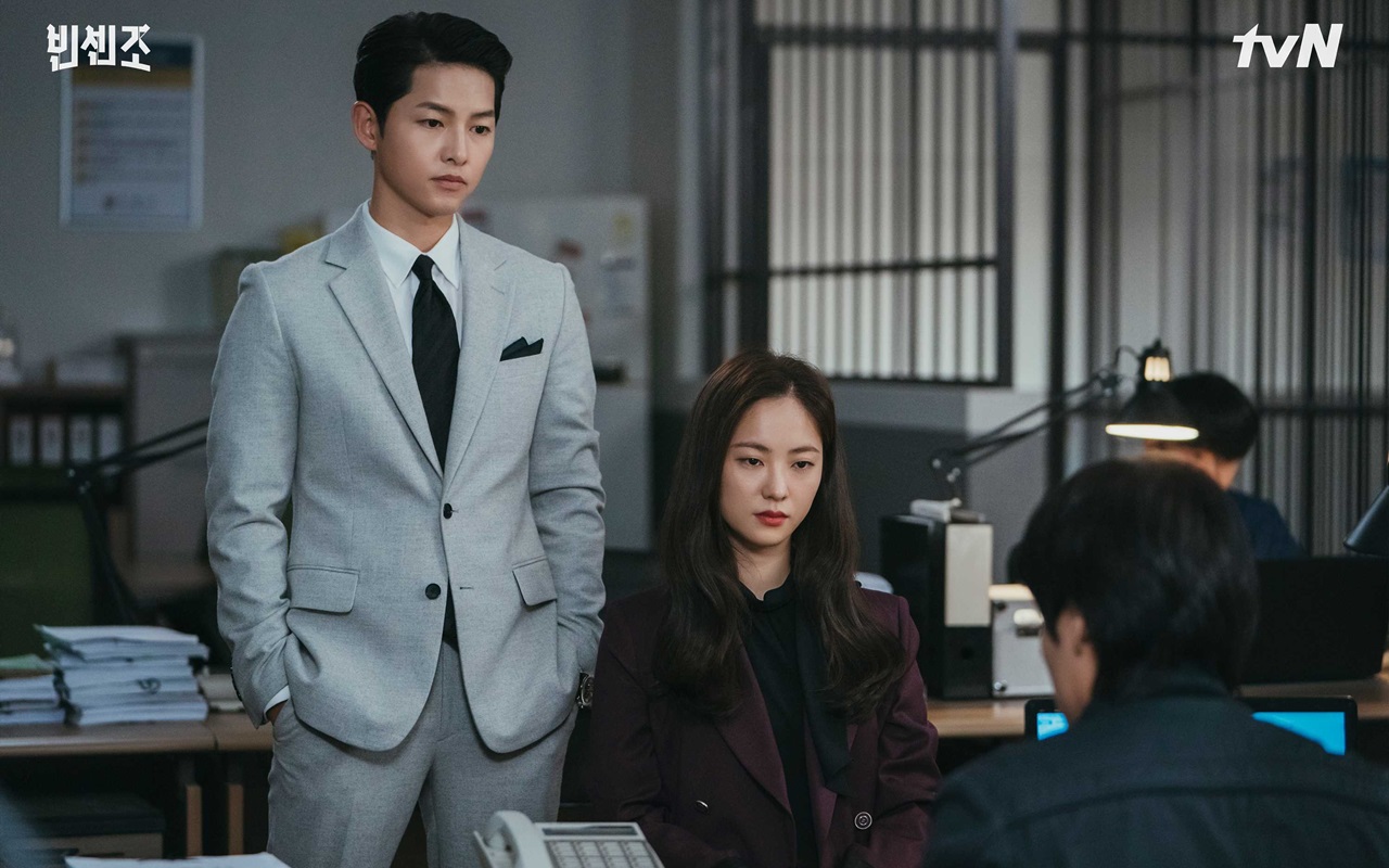 Jeon Yeo Bin Kreatif Abis Saat Syuting Pelukan, Song Joong Ki Beri Pujian di BTS 'Vincenzo'