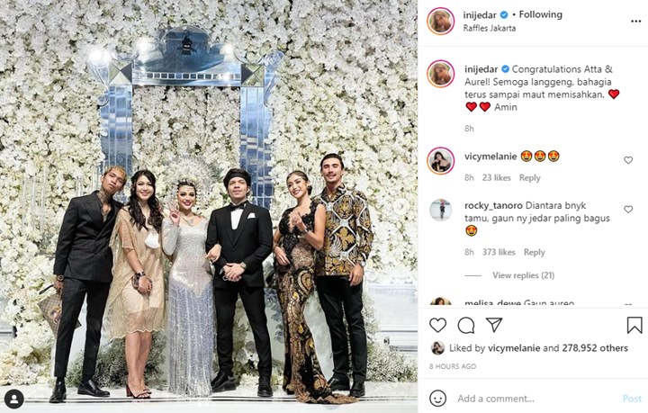 Jessica Iskandar \'Gandeng\' Pria Tampan di Pernikahan Atta-Aurel, Gaun Mewah Curi Perhatian