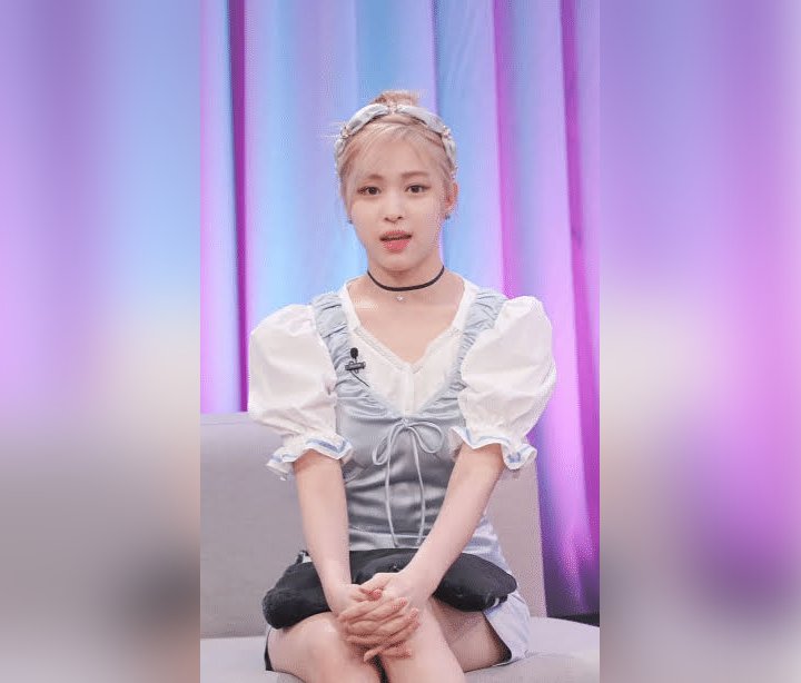 Bikin Pusing, Sosok dalam Foto Terbalik Ini Rose BLACKPINK? 2