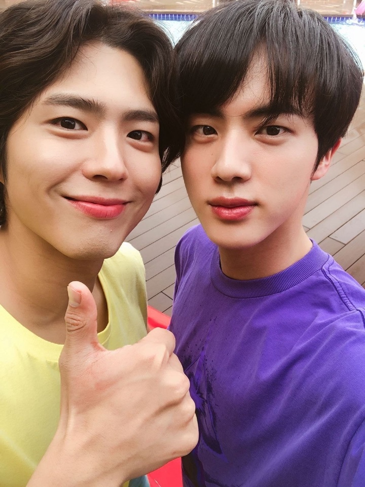 Jin BTS Pamer Selfie Bareng Park Bo Gum, Gantengnya Bukan Main