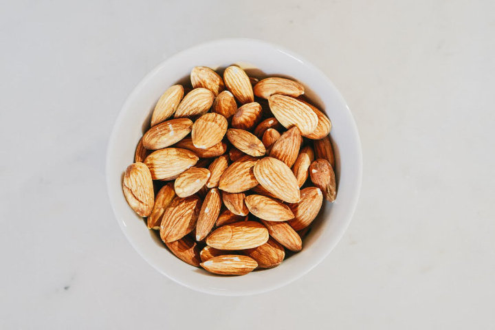 Baik: Kacang Almond dan Kacang Kenari