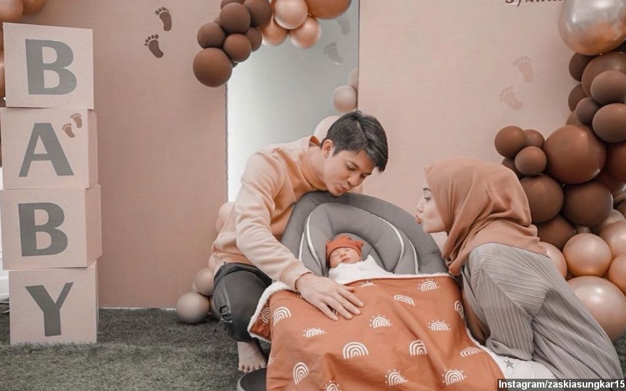 Zaskia Sungkar dan Irwansyah Ribut Bahas Kemiripan Baby Ukkasya