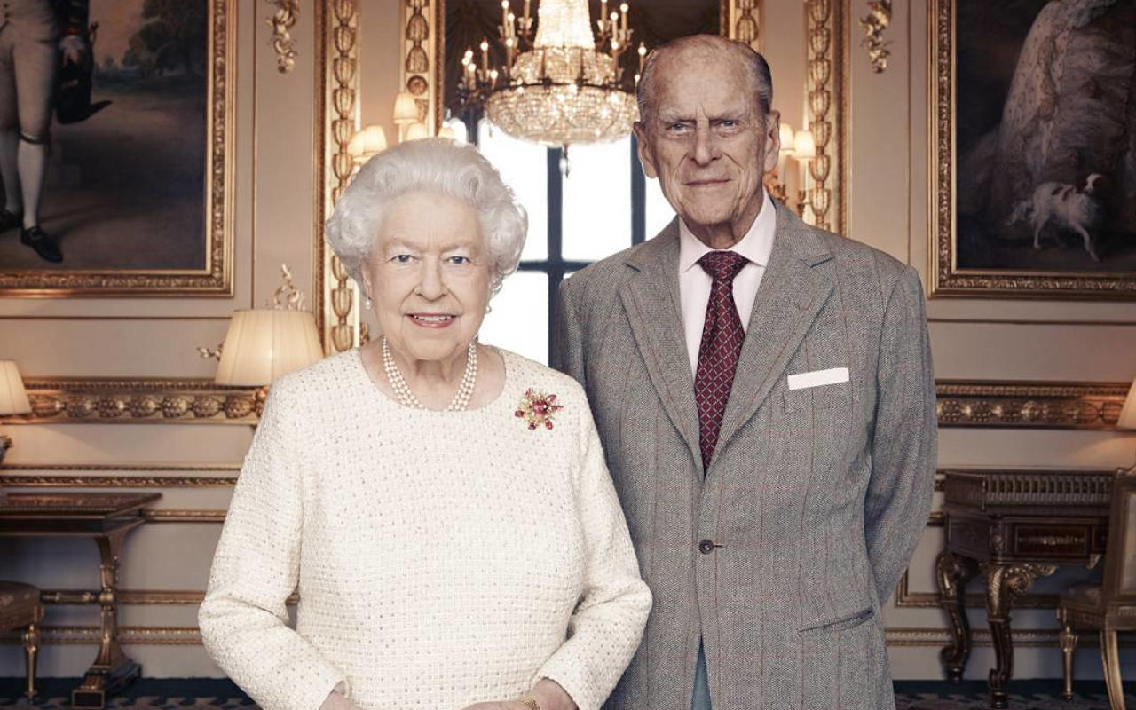 Duka Ratu Elizabeth di Pemakaman Pangeran Philip: Duduk Menyendiri Pandangi Peti Mati Suami