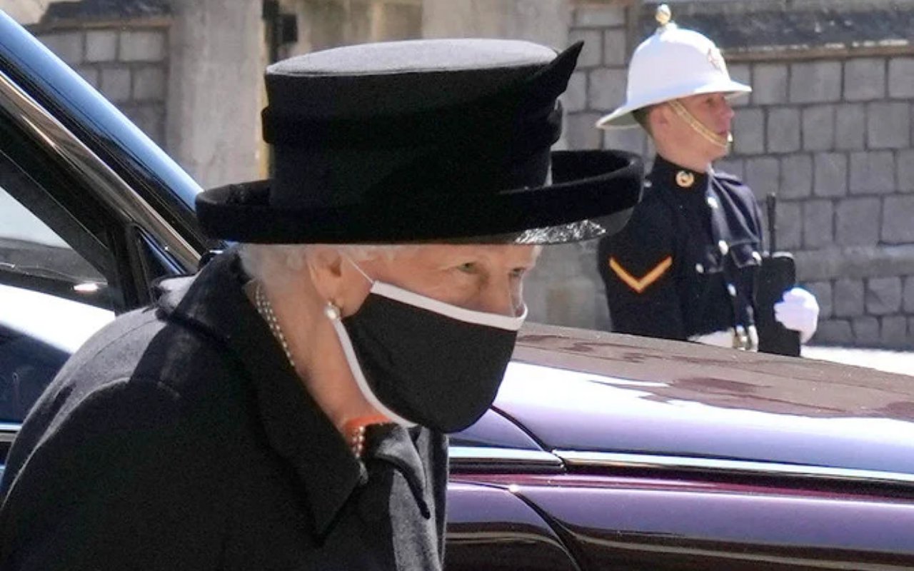 Ratu Elizabeth Ternyata Bawa Foto dan Sapu Tangan Kesayangan Philip Saat Pemakaman Berlangsung