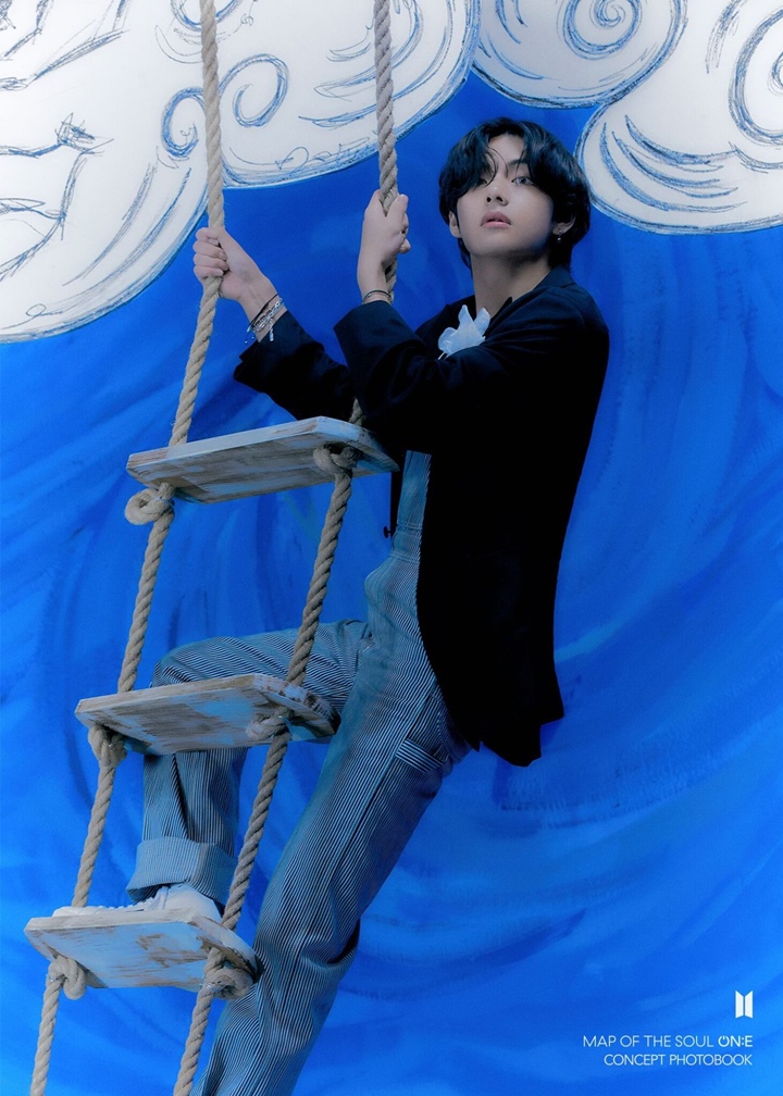 V Tampil Beda di Photobook Baru BTS, Visual Tak Tertandingi 1