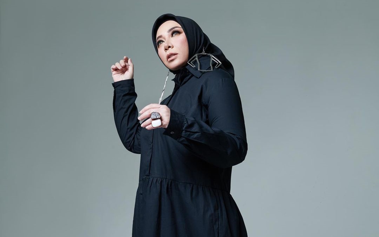 Ikut Demam 'Penthouse', Kocaknya Melly Goeslaw Pamer Jadi Salah Satu 'Pemain'