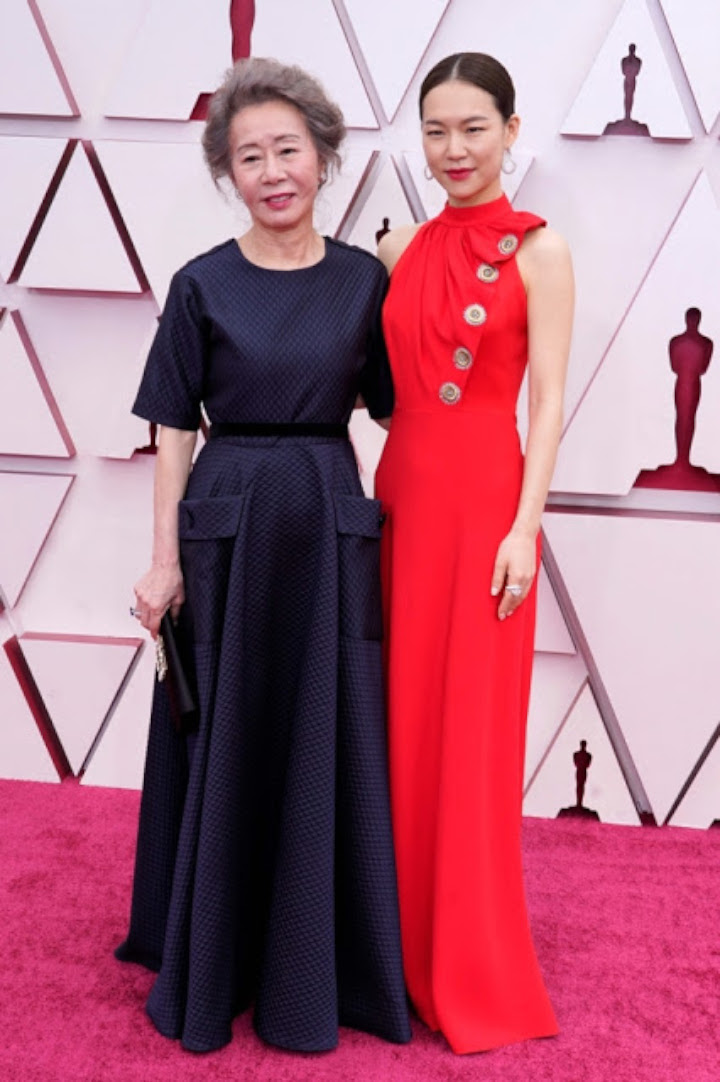 Piala Oscar 2021: Gaun Merah Han Ye Ri \'Minari\' Dipermasalahkan, Ini Pemicunya