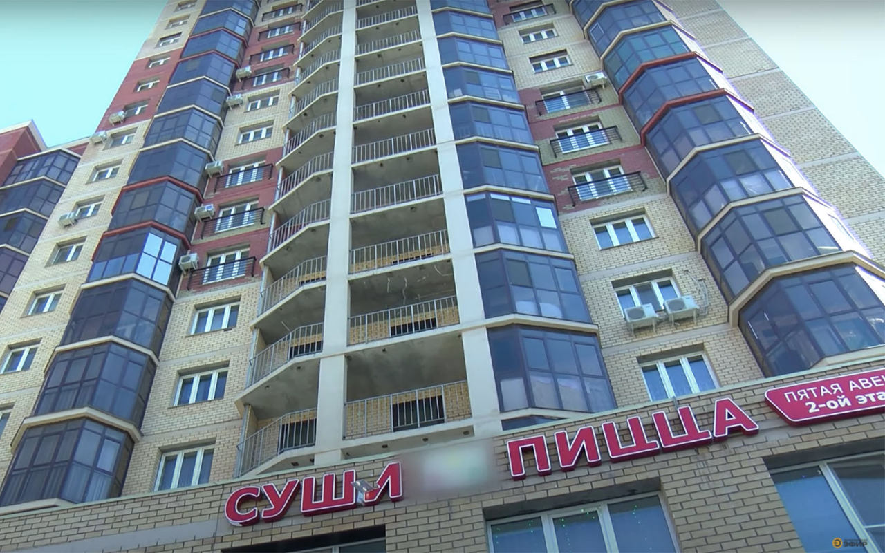 Seorang Wanita Tewas Setelah Jatuh dari Lantai 21 Saat Bersihkan Jendela Apartemen