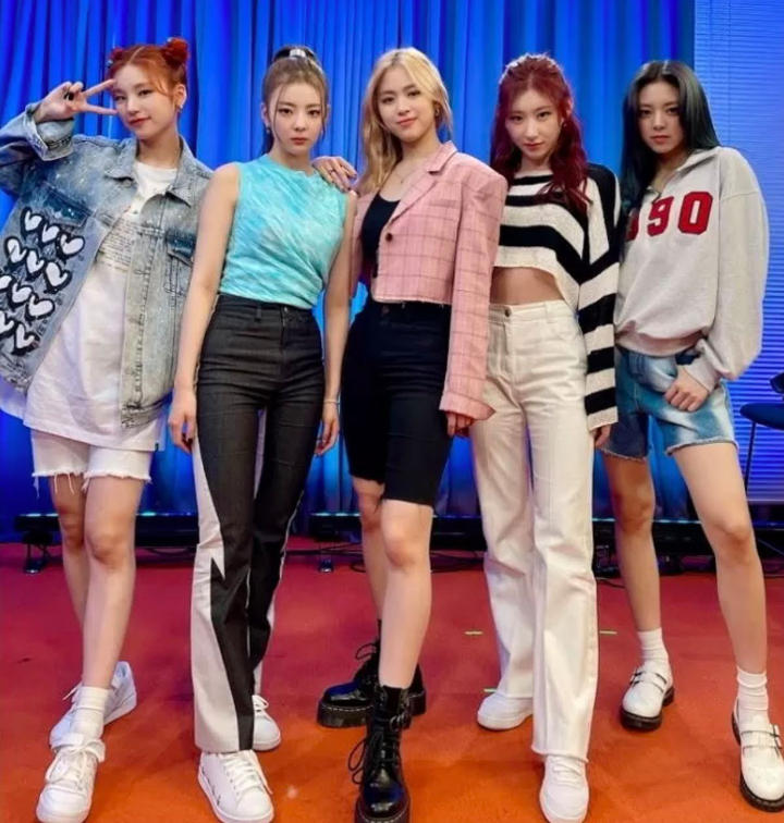 Outfit ITZY Nabrak-Nabrak, Stylist Dikritik Habis-Habisan