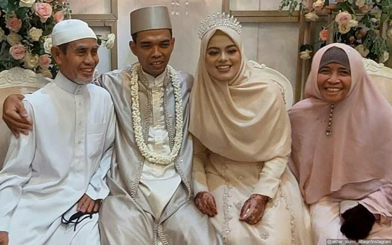 Viral Foto Langka Ustaz Abdul Somad Rangkul Mesra Istri Bercadar, Pesantren Jadi Hadiah Pernikahan?