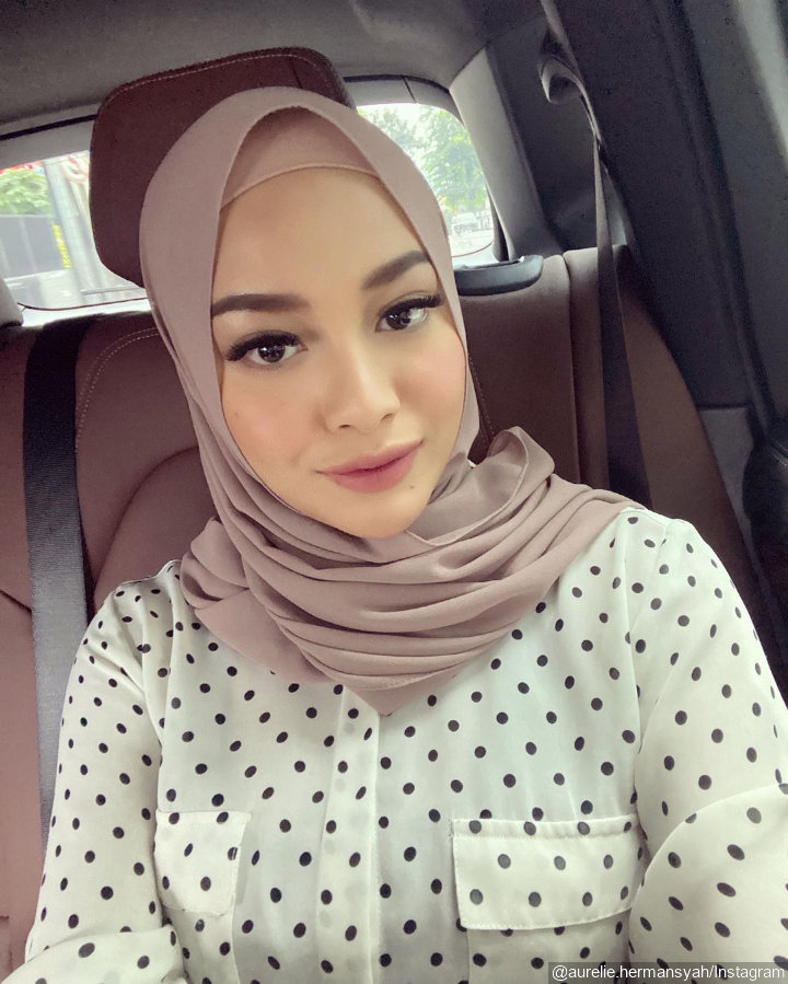 Tampil Simpel Dengan Blouse Motif Polkadot
