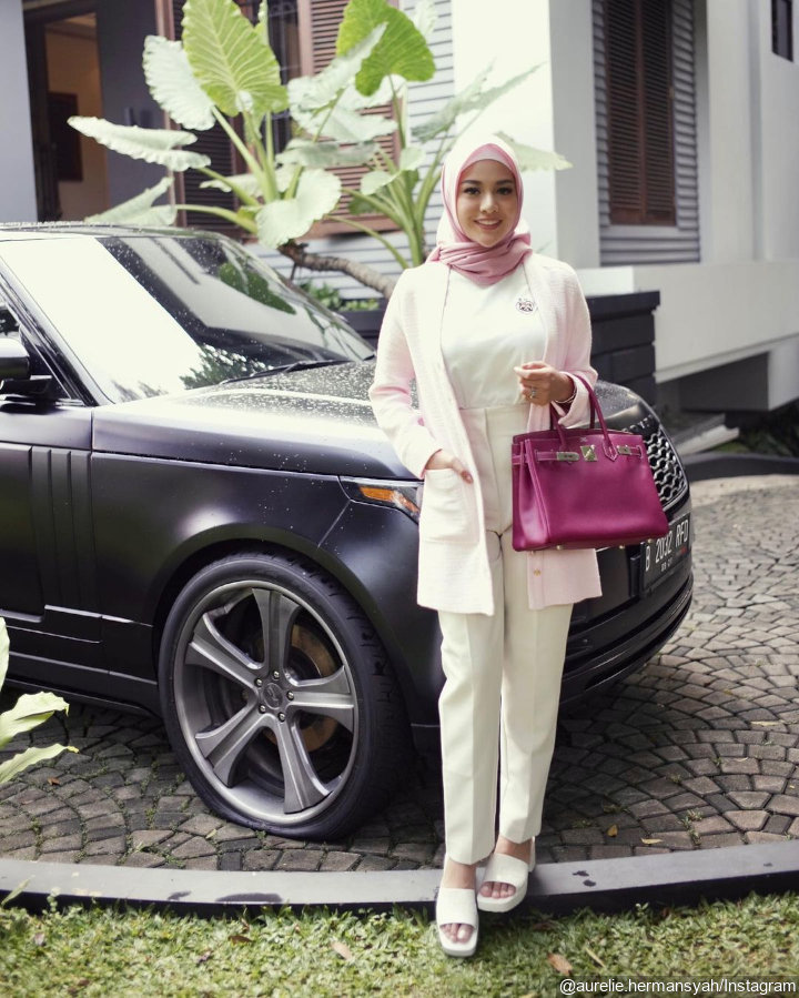 Aurel Makin Modis Saat Terapkan Office Look