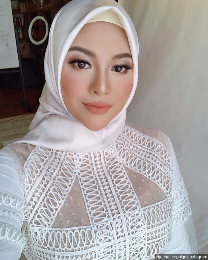 Penampilan Aurel Bikin Adem Saat Kenakan Outfit Serba Putih 