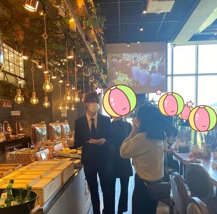 Jin BTS Bikin Tamu Kondangan Kakak J-Hope Kaget Setengah Mati 2