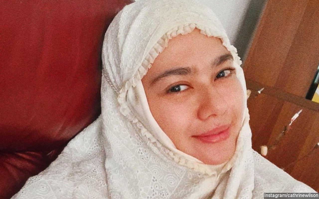 Catherine Wilson Akui Lebih Religius dan Belajar Menutup Aurat, Penampilan Berhijab Direspons Begini