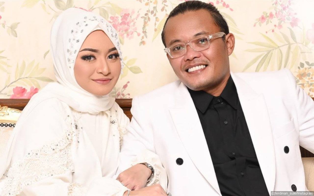 Lebaran di Bandung, Sule Ajak Nathalie Holscher Ziarah ke Makam Lina Jubaedah