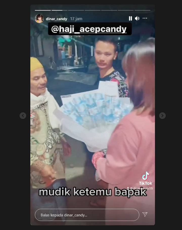 Mudik Lebaran, Dinar Candy Bawakan Bucket Uang Untuk Ayahnya
