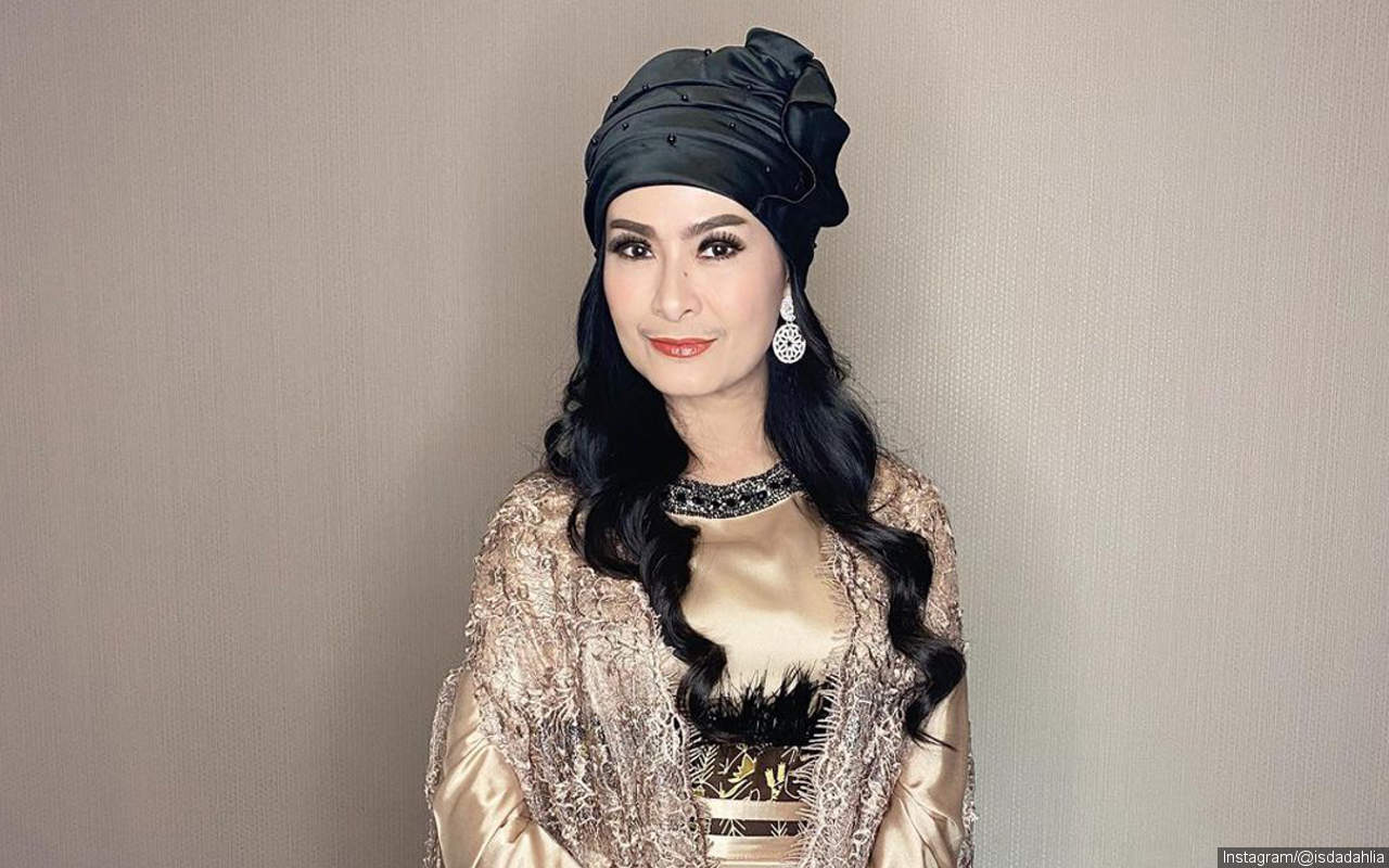 Joget TikTok Bareng Naura, Baju Iis Dahlia Jadi Sorotan Dinilai Tak Sesuai Usia