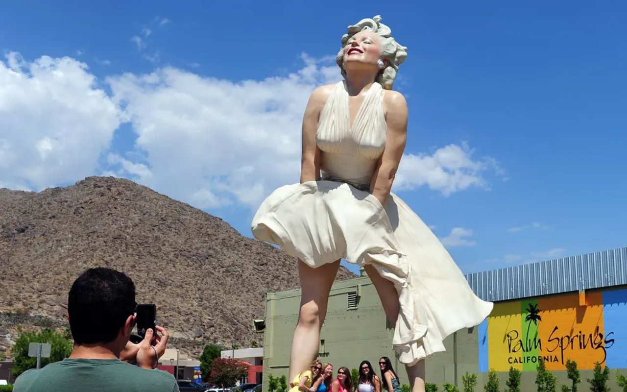 Penempatan Patung Marilyn Monroe di Depan Museum Seni Tuai Kontroversi