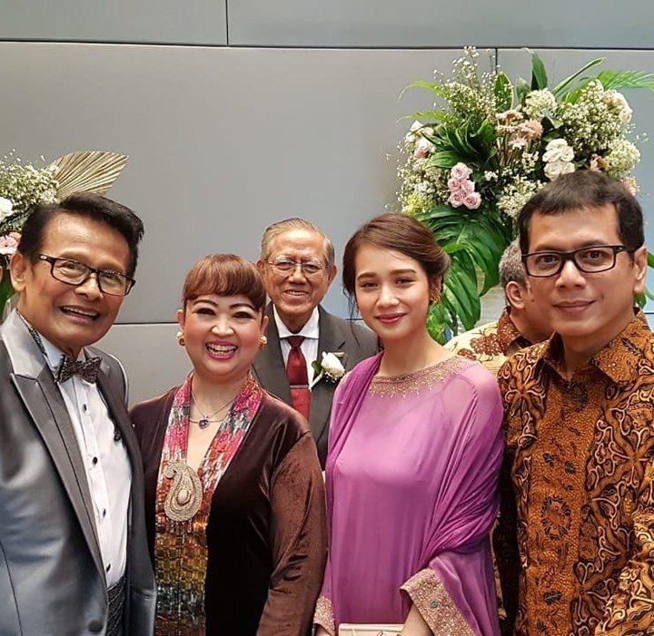 Tak Kalah Serasi Saat Foto Bersama Wishnutama dan Istrinya