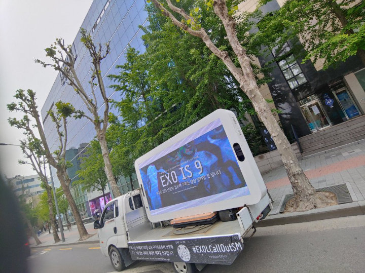 EXO-L Kirim Truk Tuntut SM Perlakukan EXO Lebih Baik, Member Ini Kemungkinan Lihat