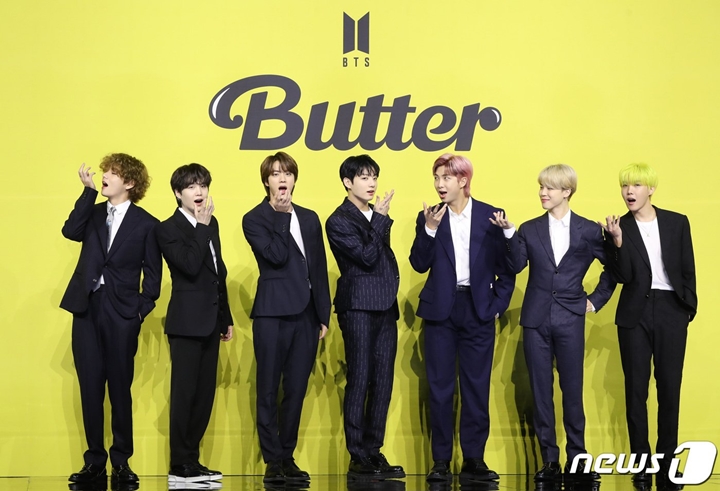 BTS Tampil Fresh di Preskon Comeback \'Butter\', Rambut Baru V Paling Mengejutkan 2