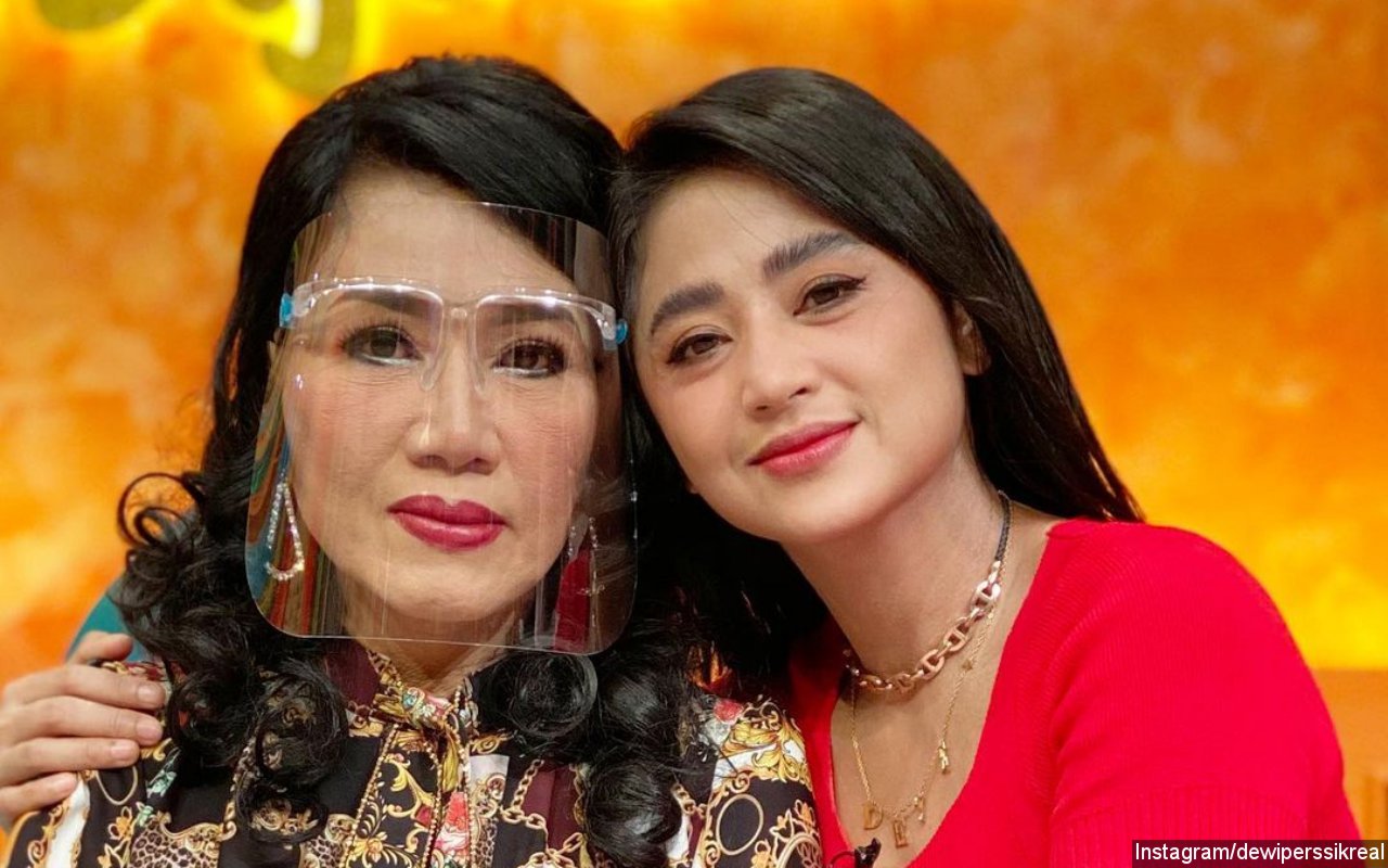 Dewi Persik 'Peluk' Hangat Rita Sugiarto, Sampaikan Dukungan Hingga Rangkul Sang Diva Dangdut