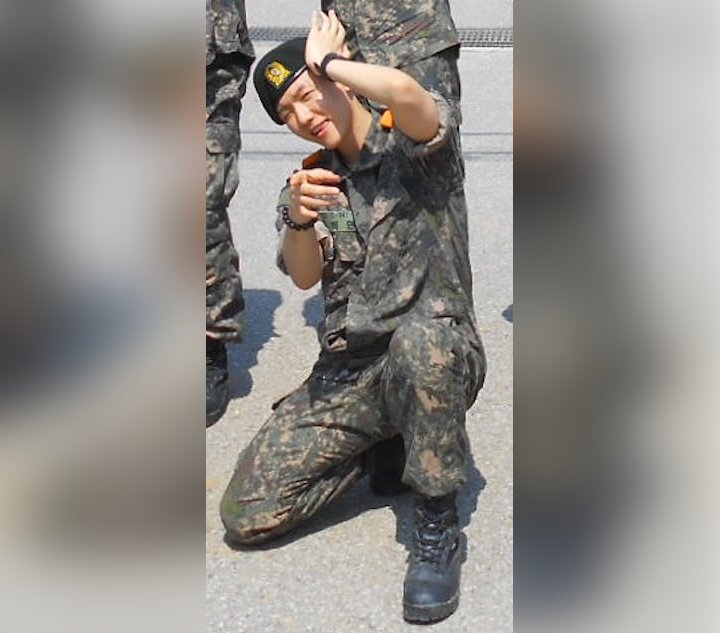Pose Terbaru Baekhyun EXO Bareng Teman-Teman Tentara Bikin Ketawa Saking Kocaknya