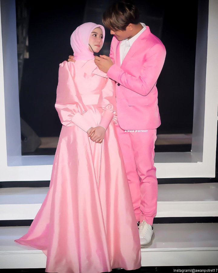Kompak dengan Busana Serba Pink
