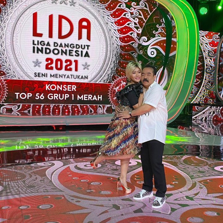 Adam Setia Temani Inul Kerja