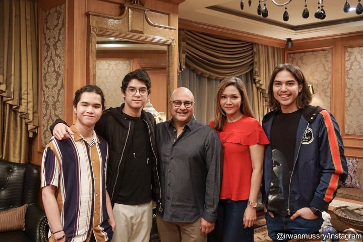 Maia Estianty dan Irwan Mussry Rayakan Tahun Baru Bareng Al, El, Dul