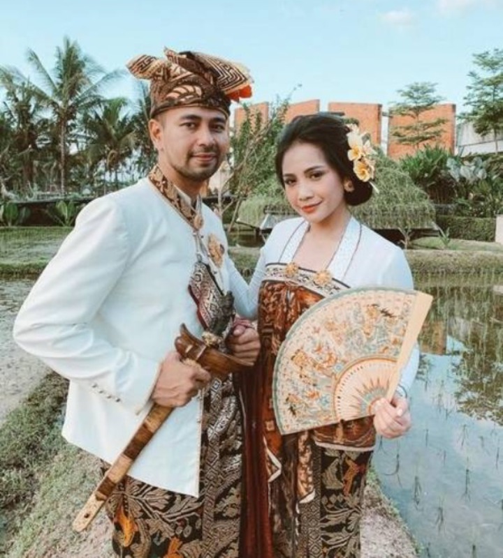 Pesona Nagita dan Raffi menggunakan baju adat bali