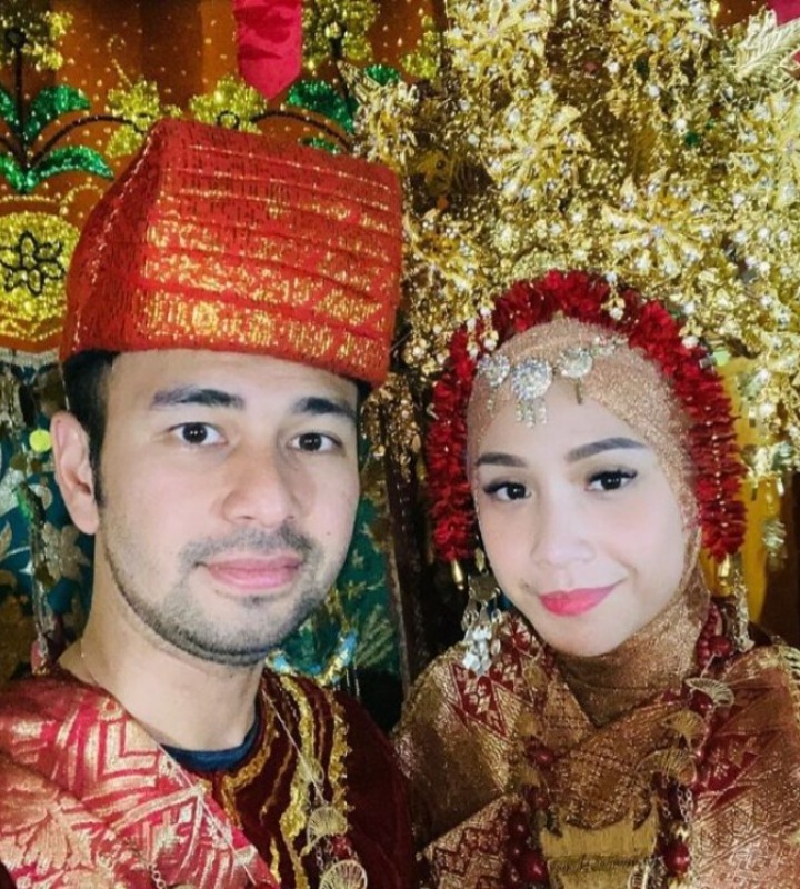 Mereka tampak serasi dengan pakaian adat minangkabau