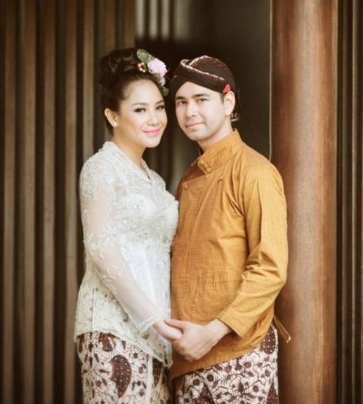 Pakaian adat jawa membuat mereka tampak harmonis
