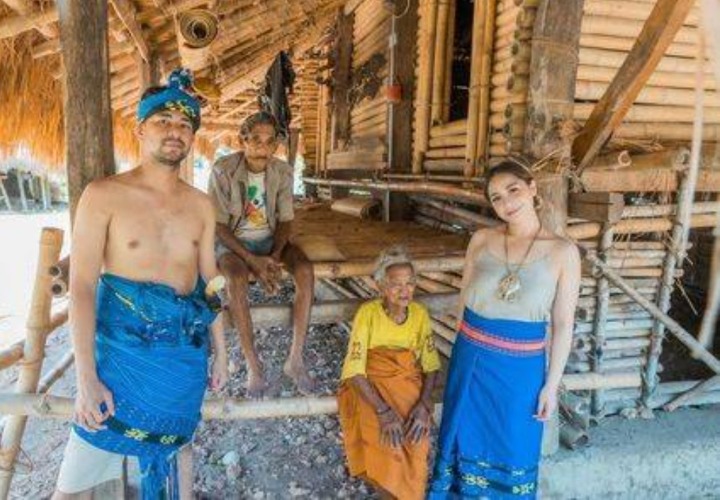 Raffi dan Nagita foto bersama penduduk lokal