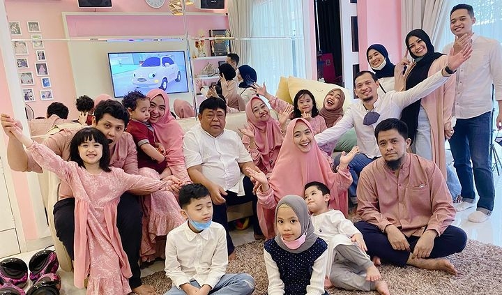 Mei 2021 jadi momen lebaran terakhir Ria Ricis dan Oki Setiana Dewi dengan sang ayah