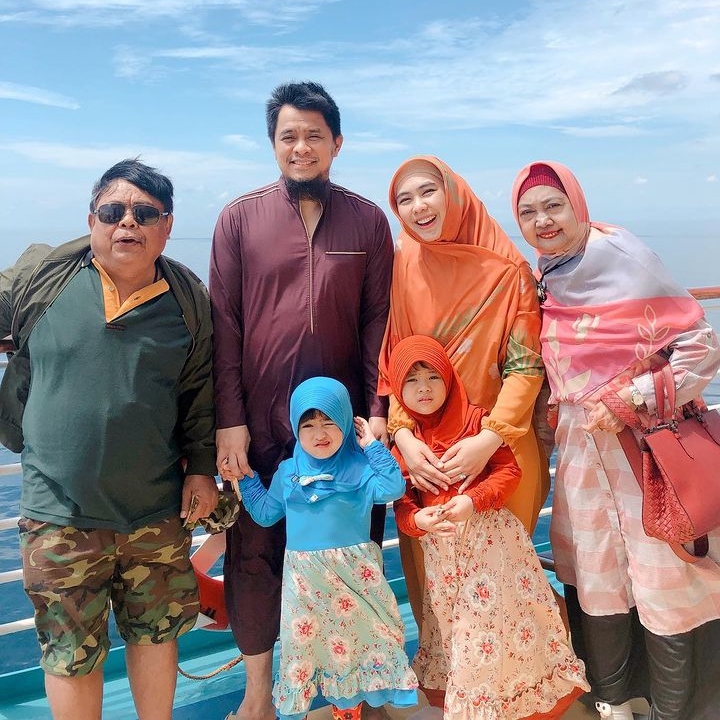 Momen liburan Oki Setiana Dewi bersama ayah dan ibu