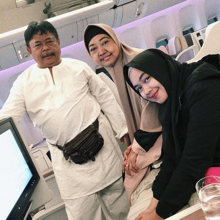  Momen bahagia Ria Ricis bersama sang ayah dan ibu saat akan berlibur