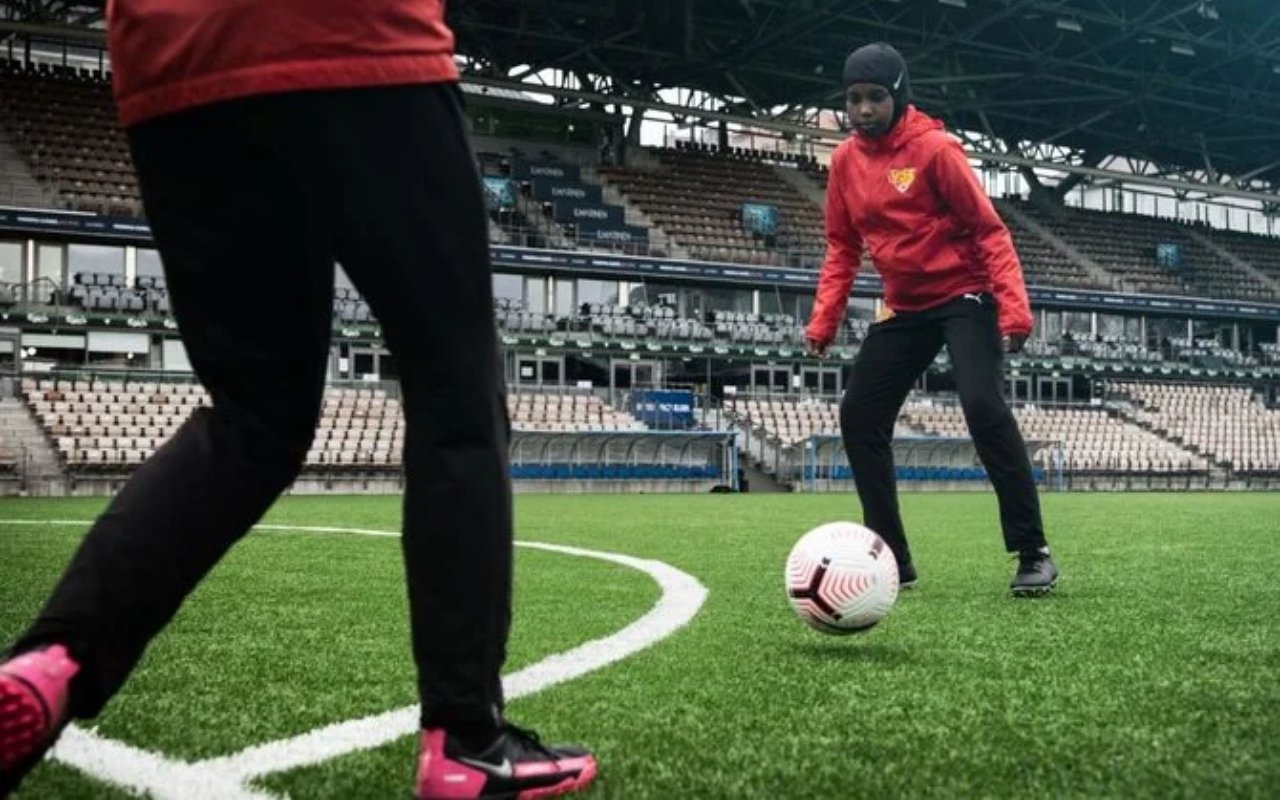 Asosiasi Sepak Bola Finlandia Bagikan Jilbab Gratis untuk Menarik Lebih Banyak Pemain
