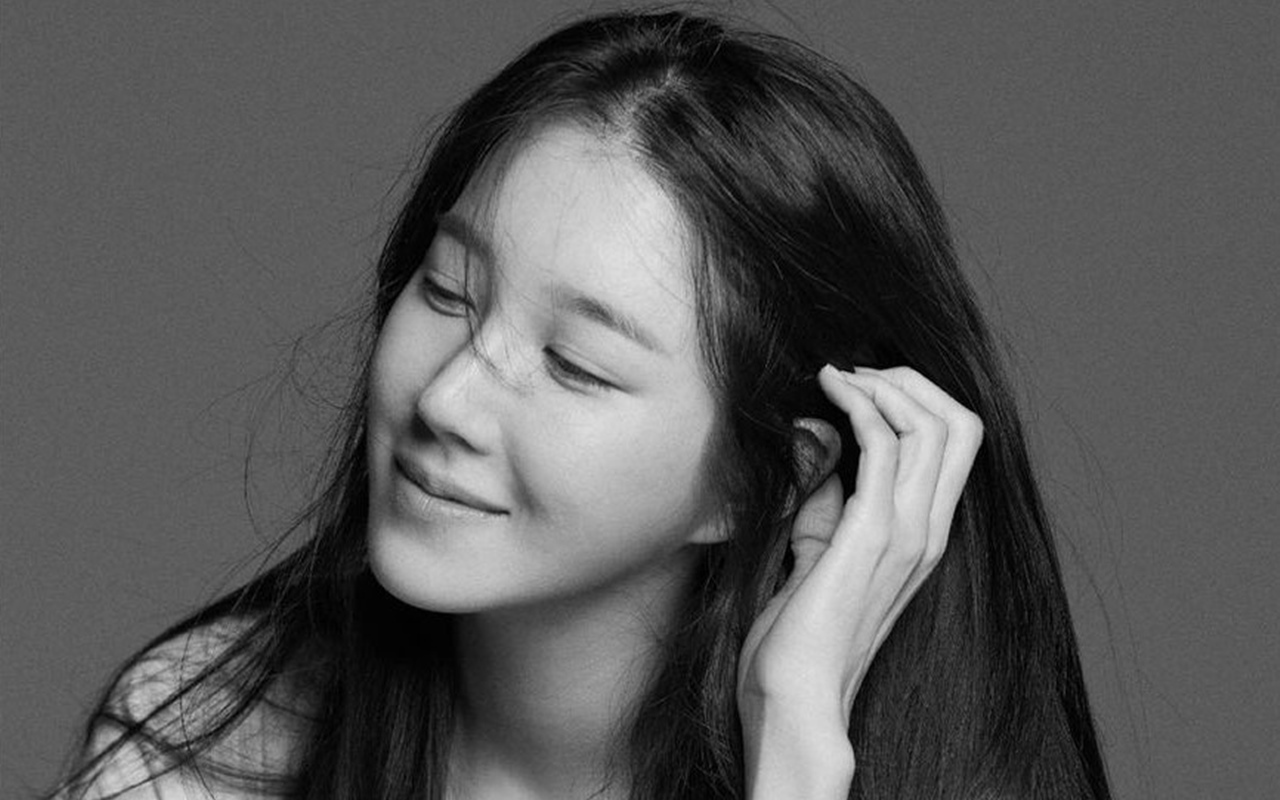 Elegan dan Trendy, Intip 7 OOTD Lee Ji Ah Bintang Drama 'Penthouse'