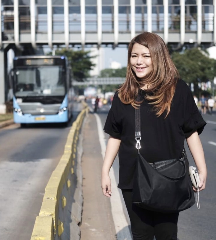 Senyum dulu sebelum naik bus <i>trans</i>Jakarta